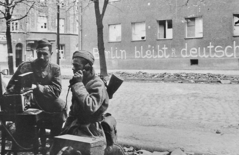 Связисты Красной Армии на улице Берлина. Май 1945 г.