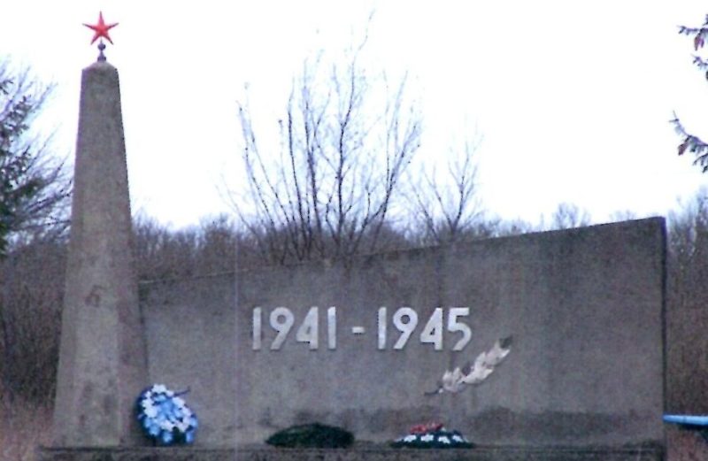 ст-ца. Незамаевская Павловского р-на. Памятник на братской могиле, в которой похоронено 2 неизвестных советских воина.