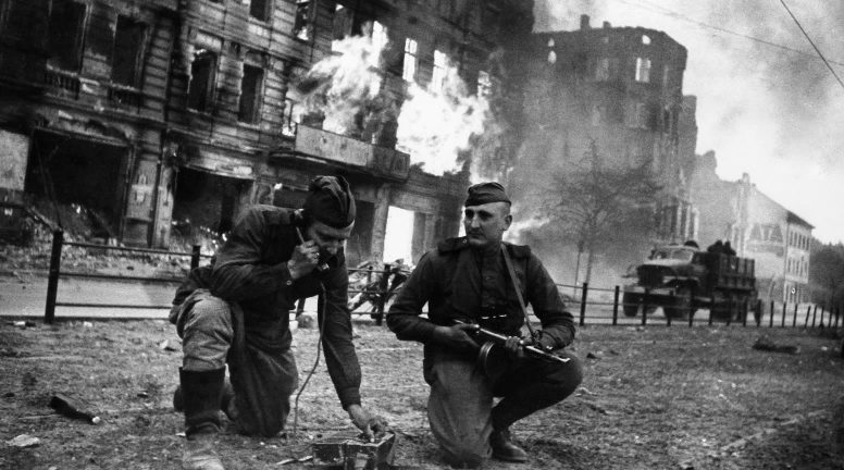 Связисты Красной Армии на улице Берлина. Май 1945 г.