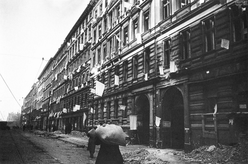 Белые флаги на берлинских домах после капитуляции. Май 1945 г. 