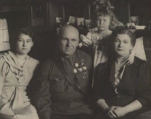 Гореленко с семьей. 1941 г.