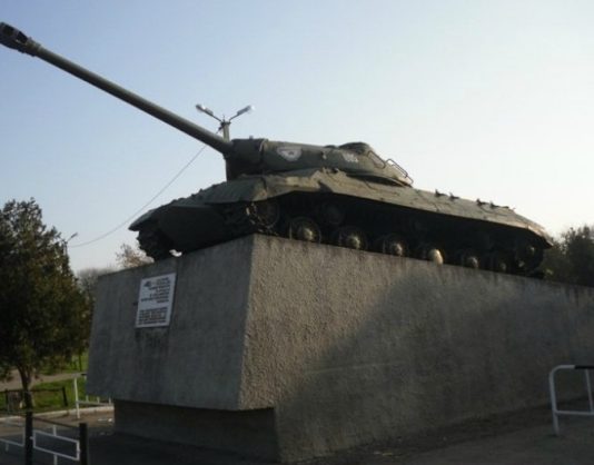 ст-ца. Староминская. Памятник-танк ИС-3 на постаменте в центре станицы.