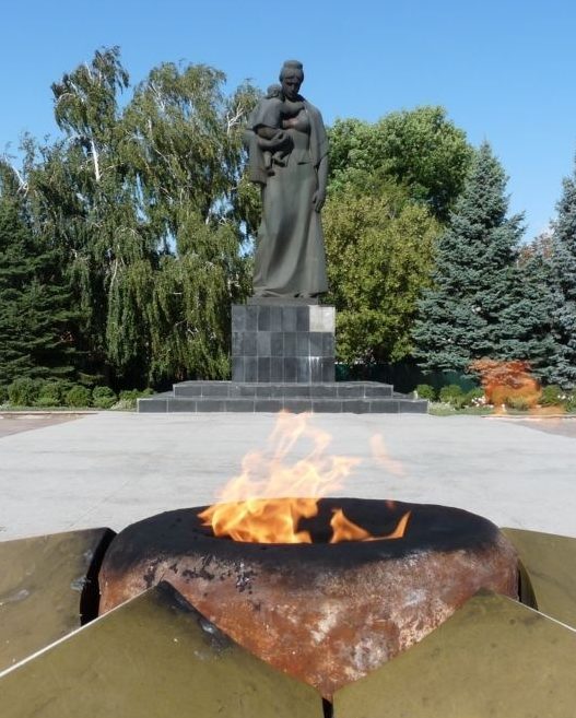 Памятник и «Вечный огонь» на мемориале.