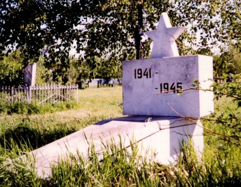 ст-ца. Новопластуновская Павловского р-на. Памятник, установленный на братской могиле, в которой похоронено 2 советских воина.