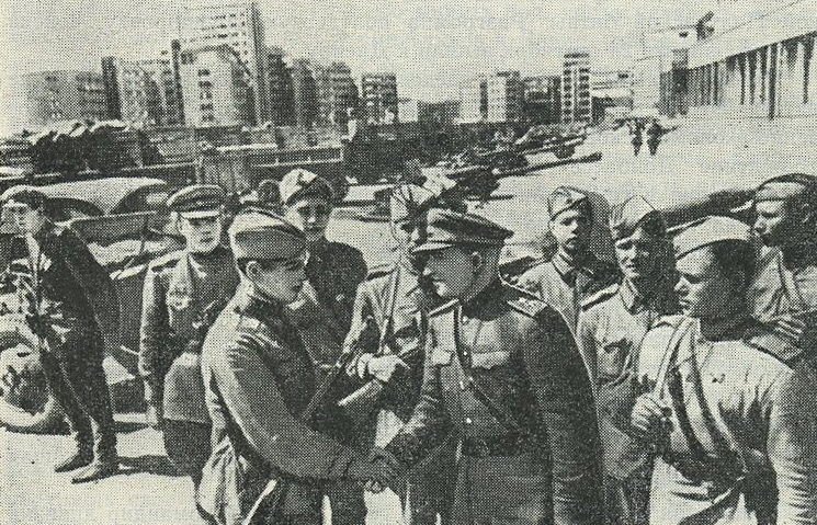 Крюченкин среди воинов-освободителей Харькова. 1943 г. 
