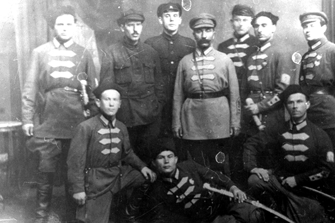 Семен Буденный в окружении красных командиров. 1919 г.