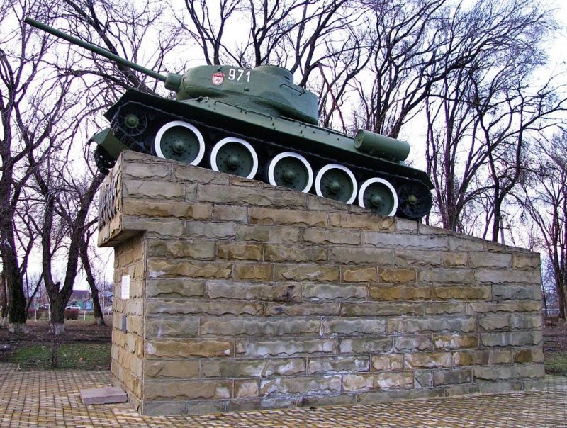 ст-ца. Павловская. Танк Т-34, установленный в честь павловчан, внесших вклад в строительство танковой колонны «Советская Кубань».