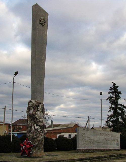 ст-ца. Павловска. Памятник комсомольцам, установленный в 1968 году, погибшим в годы в годы гражданской и Великой Отечественной войн.