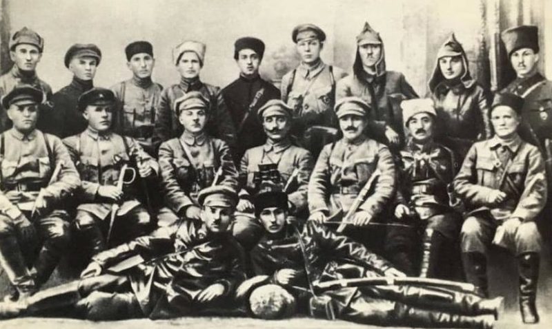 К.Е. Ворошилов и С.М. Буденный с командирами Первой Конной армии. Майкоп, 1920 г.