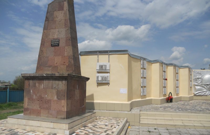 ст-ца. Ловлинская Тбилисского р-на. Мемориал советским воинам.