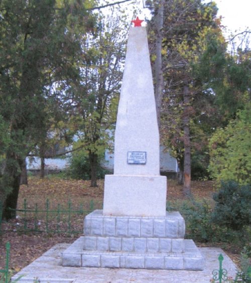 п. Заря Гулькевичского р-на. Памятник по улице Восточной 56, землякам, погибшим в годы войны.