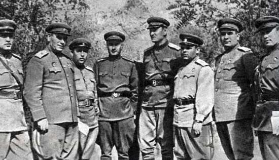 Командующий 56-й армией генерал-лейтенант А. А. Гречко (4-й справа). 1943 г.