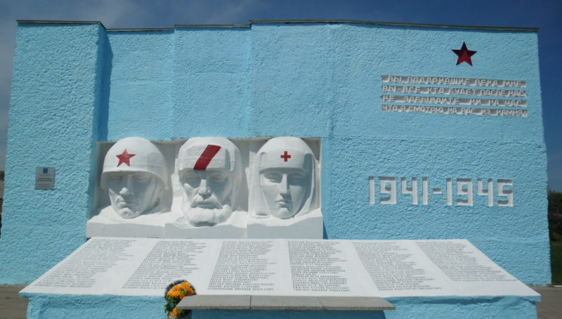 п. Красносельский Гулькевичского р-на. Памятник погибшим землякам, установленный по улице Школьной.