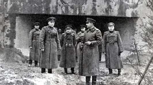 Командующий 1-й гвардейской армией генерал-полковник А. А. Гречко (в центре) на линии Арпада. 1944 г.