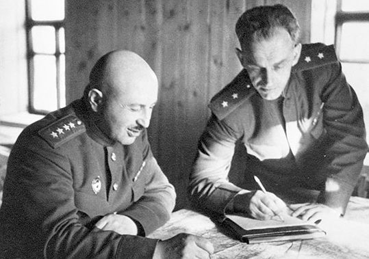 Командующий фронтом И.Х. Баграмян и начальник штаба В.В. Курасов. Июнь 1944 г.
