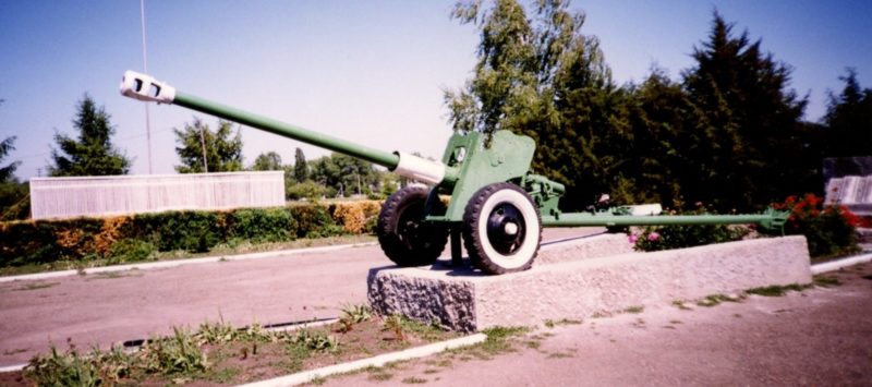 х. Средний Челбас Павловского р-на. Противотанковая пушка, установленная в честь советских воинов, защищавших район от фашистских захватчиков.