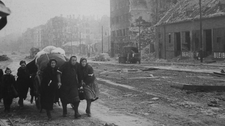 Немецкие беженки на улицах Берлина. Май 1945 г. 
