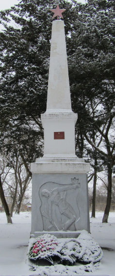 п. Кубань Гулькевичского р-на. Памятник по улице Школьной 1а, установленный на братской могиле, в которой похоронено 4 советских воина. 