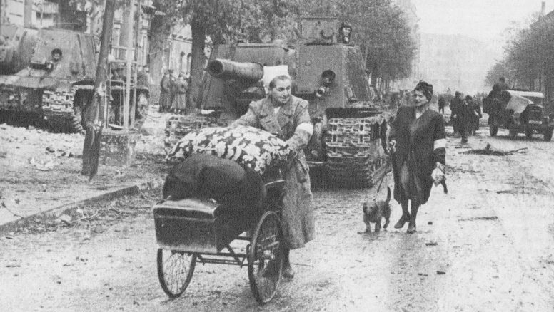 Немецкие беженки на улицах Берлина. Май 1945 г. 
