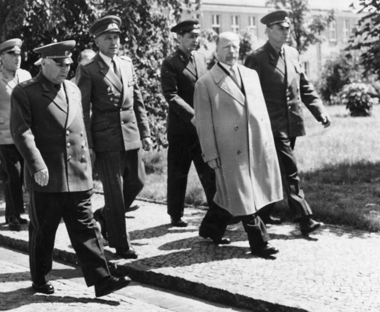 1-й заместитель министра обороны СССР Гречко (справа) с министром обороны СССР Р. Я. Малиновским в ГДР. 1961 г.
