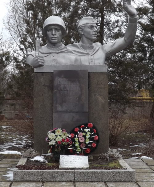 с. Майкопское Гулькевичского р-на. Памятник по улице Кирова 16а, установленный на братской могиле, в которой похоронено 13 советских воинов.