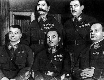 Маршалы: Будённый и Блюхер (стоят); Тухачевский, Ворошилов, Егоров (сидят). Ноябрь 1935 г. 