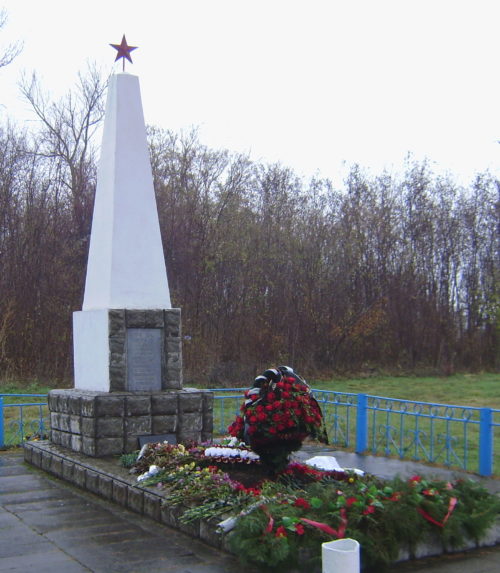 с. Николенское Гулькевичского р-на. Памятник по улице Октябрьской 76, установленный на братской могиле, в которой похоронено 6 советских воинов.