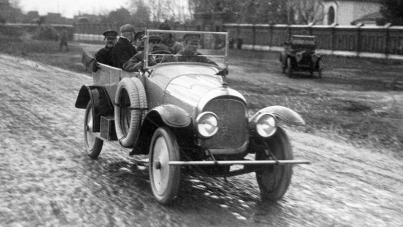 Климент Ворошилов и Михаил Калинин на испытании автомобиля НАМИ-1. 1927 г.