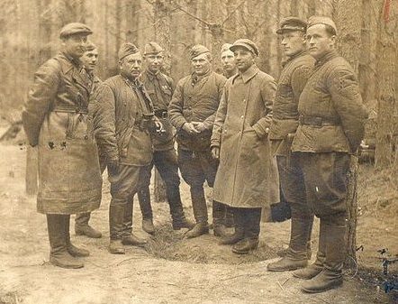 Гришин с командованием 137-й дивизии в Брянских лесах после выхода из окружения. Сентябрь 1941 г. 