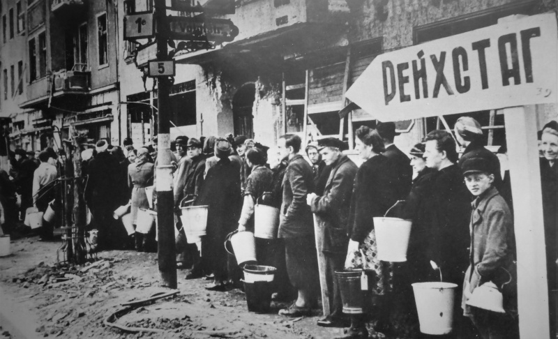Жители Берлина в очереди за водой. Май 1945 г. 