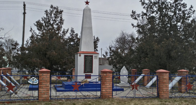 с. Отрадо-Кубанское Гулькевичского р-на. Памятник по улице Ленина 44, установленный на братской могиле, в которой похоронено 20 советских воинов. 