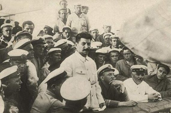 И.В. Сталин, К.Е. Ворошилов с моряками крейсера «Червона Украина». Июль 1929 г. 