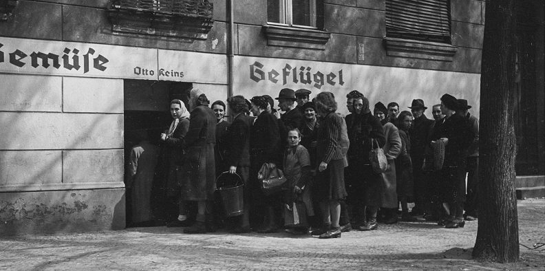 Жители Берлина в очереди за продуктами. Май 1945 г. 