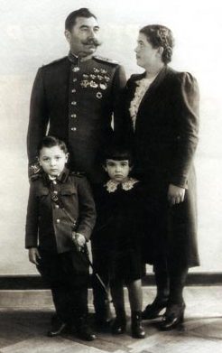 Буденный с третьей женой Марией и детьми. 1943 г. 