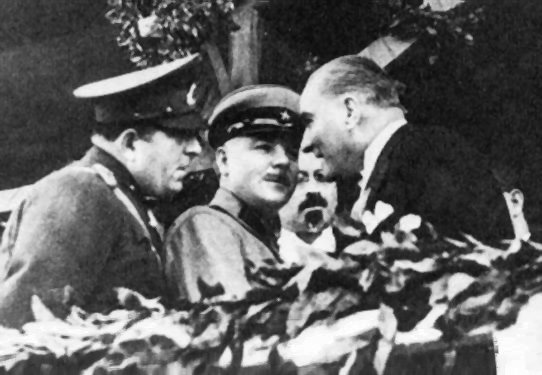 Мустафа Кемаль Ататюрк с Климентом Ворошиловым. Октябрь 1933 г.