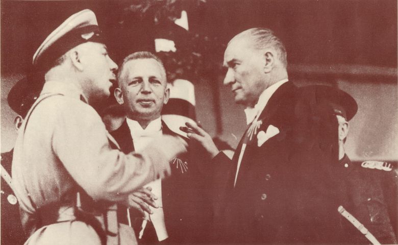 Мустафа Кемаль Ататюрк с Климентом Ворошиловым. Октябрь 1933 г.