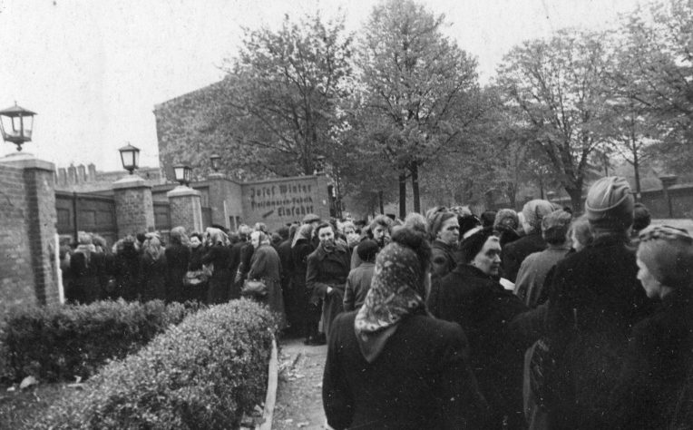 Женщины на Берлинер-алее в очереди за хлебом. Май 1945 г. 