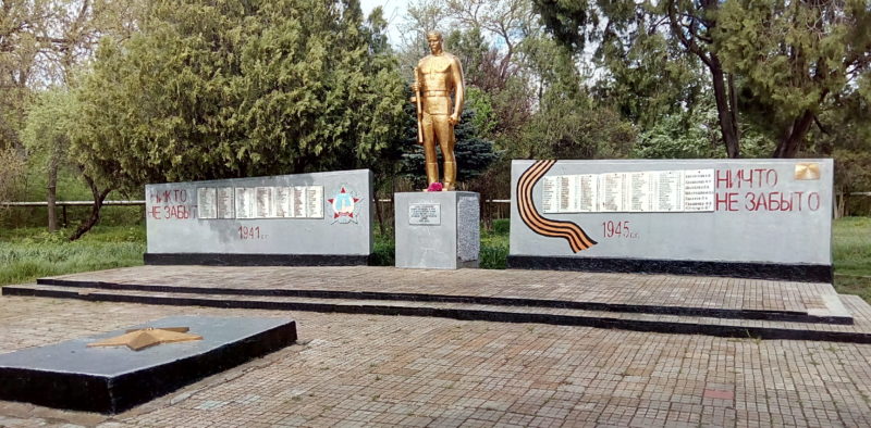 ст-ца. Приазовская Приморско-Ахтарского р-на. Памятник, установленный на братской могиле, в которой похоронено 895 советских воинов.