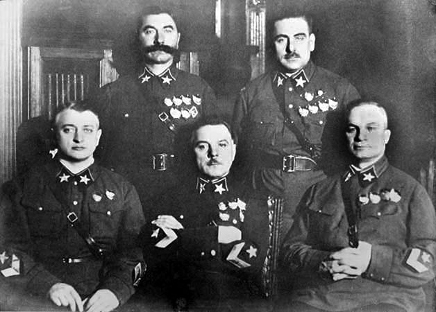 Первые пять маршалов (слева направо): Тухачевский, Ворошилов, Егоров (сидят) Буденный и Блюхер (стоят). 1935 г. 