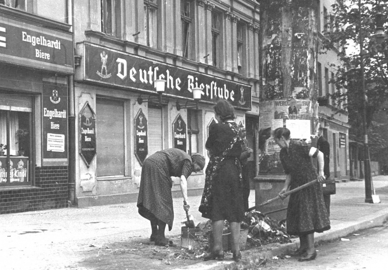 Немецкие женщины убирают улицу. Май 1945 г. 