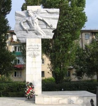 г. Приморско-Ахтарск. Памятник-барельеф А.Ф. Крамаренко, установленный в 1981 году. 