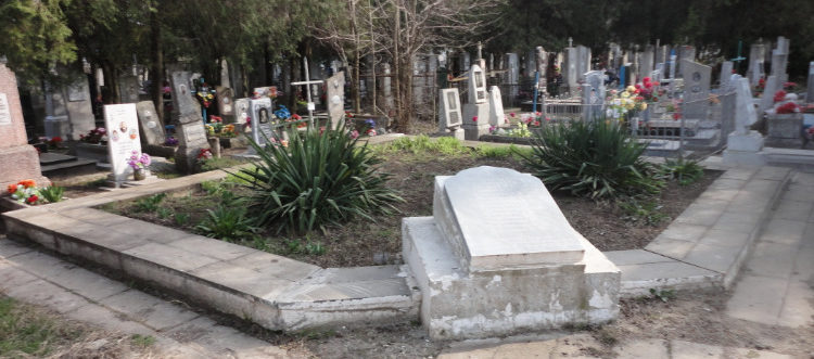 г. Приморско-Ахтарск. Братская могила, в которой похоронено 12 рабочих ахтарского рыбзавода, погибших во время бомбардировки.
