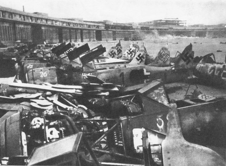 Разбитые немецкие истребители Fw.190 в аэропорту Берлин-Темпельхоф. Май 1945 г. 