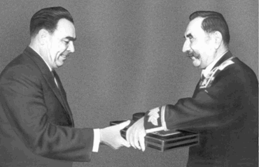 Л. И. Брежнев вручает С. М. Буденному вторую медаль «Золотая Звезда». 1963 г.