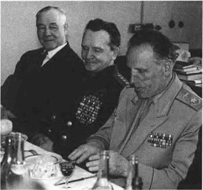 Ветераны Н. Г. Кузнецов с П. И. Батов и А. Е. Голованов. 1969 г.