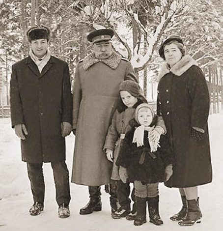 Семён Будённый с женой, зятем Михаилом Державиным и внуками. 1966 г. 