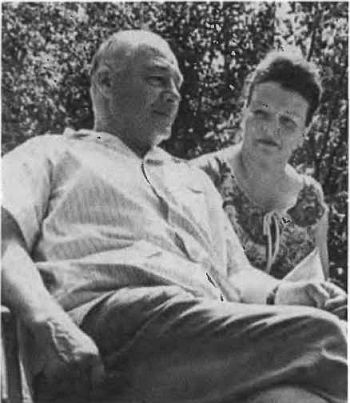 Кузнецов с женой на даче. 1970 г.