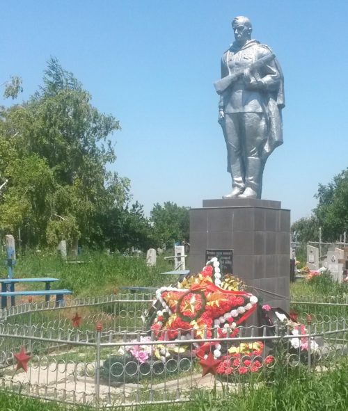 ст-ца. Воронцовская Динского р-на. Памятник на кладбище, установленный на братской могиле, в которой похоронено 42 советских воина.