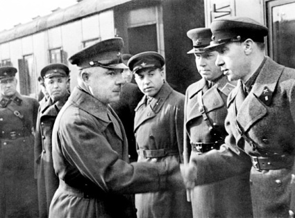 Ворошилов и Илья Старинов. 1937 г.