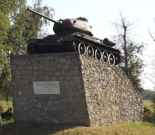 ст-ца. Динская. Танк-памятник воинам-освободителям района от фашистских захватчиков.